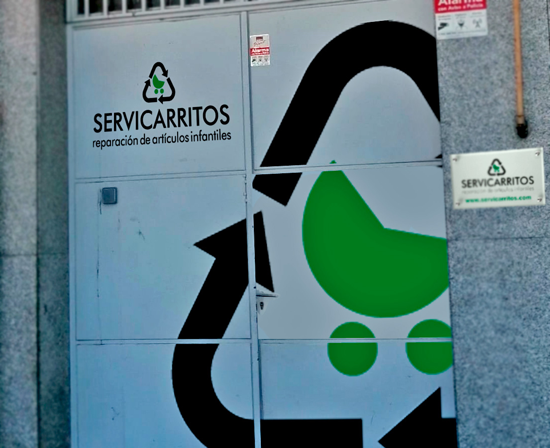 puerta taller puerta del taller con logo de servicarritos