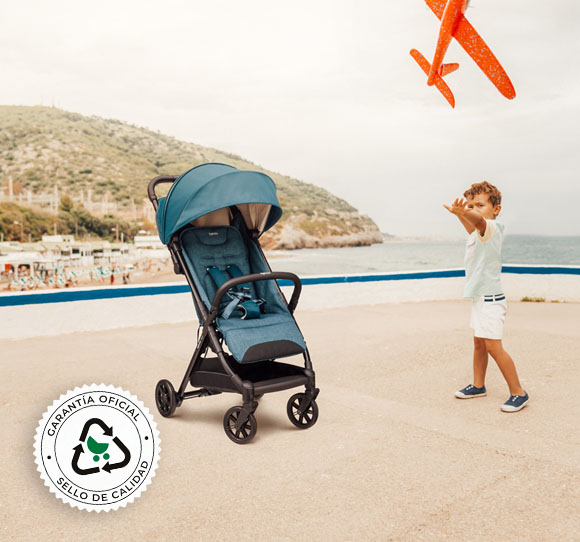 banner foto empresa niño jugando con un avión al lado de un carrito de bebé de la marca Inglesina y u n sello de garantía sobre la foto de Servicarritos
